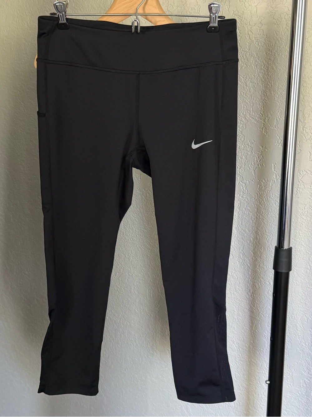 Nike Dri-FIT Black Capri Leggings Size Medium Mesh Panels Side Pockets